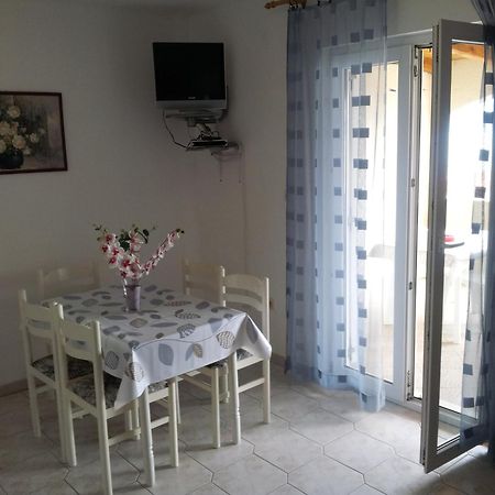 Apartments "Sea View" Miki & Ivana Bol Zimmer foto